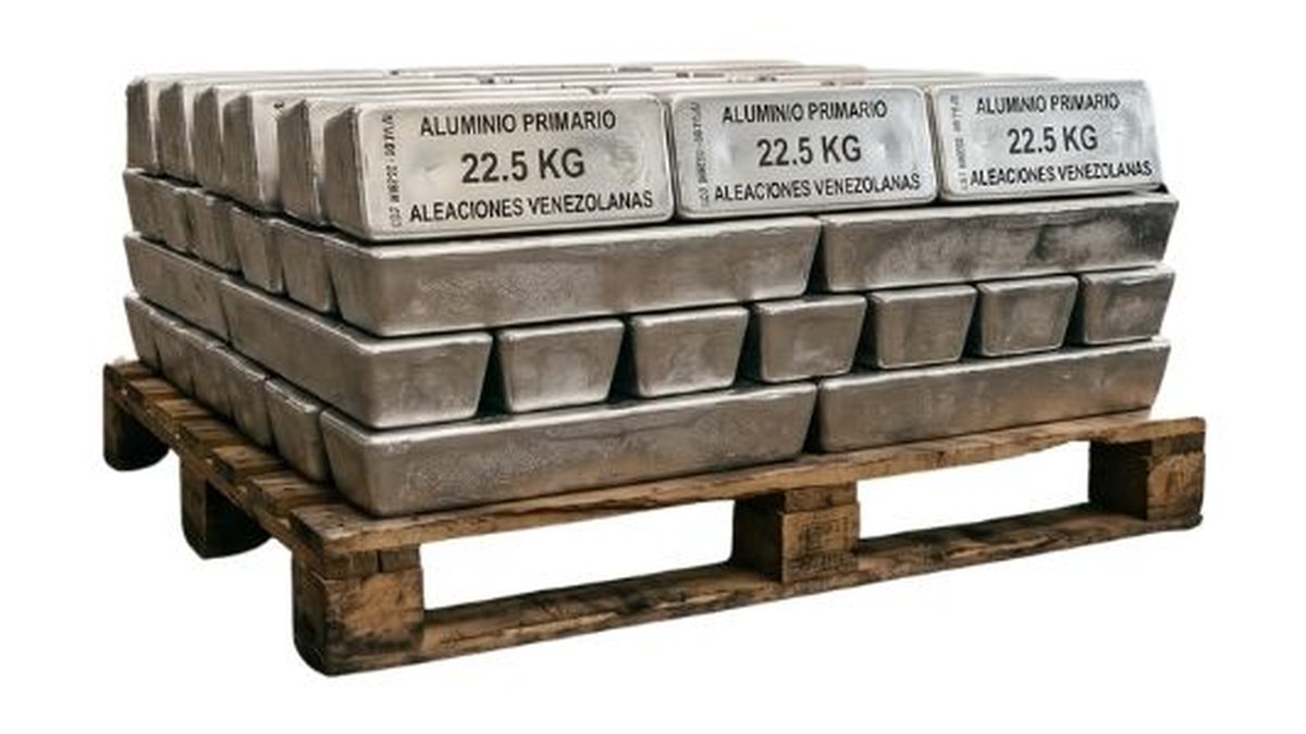 Lingotes de aluminio primario de 22.5 kg sobre paleta