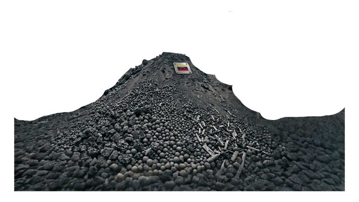 Green Delayed Petcoke — montaña de coque verde de petróleo